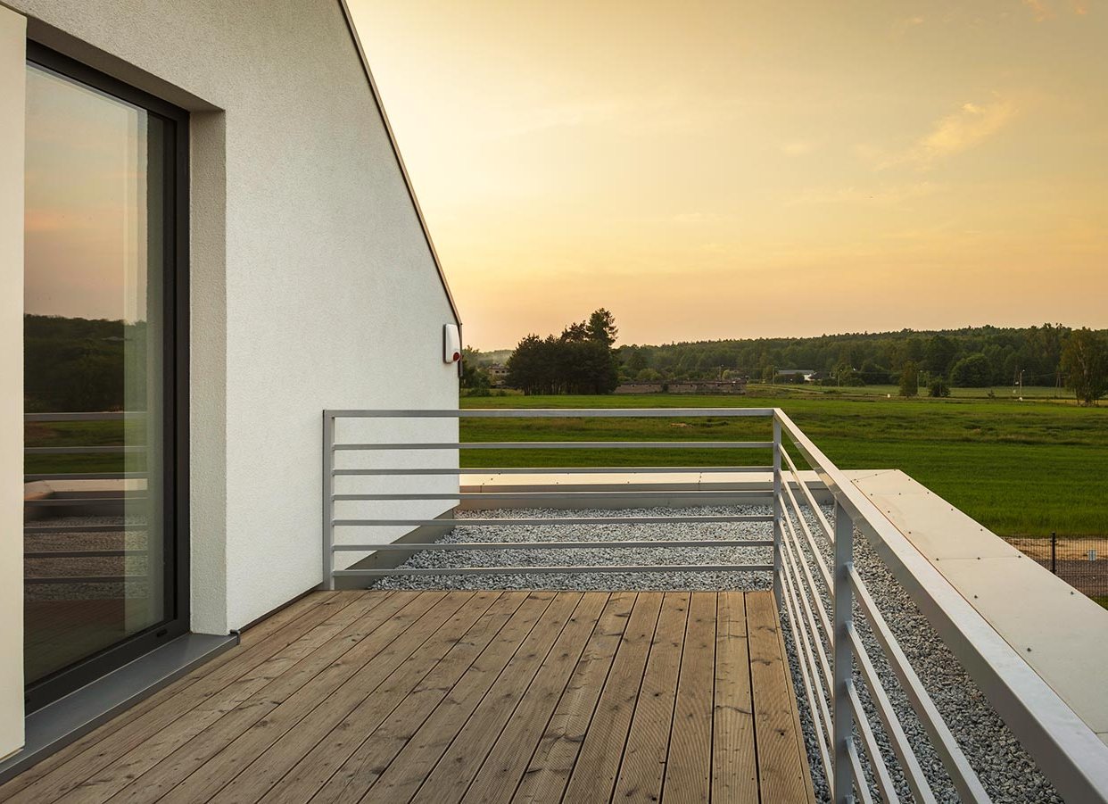 moderne Metallgeländer für Ihren Balkon ein Bolkon mit einem Metallgeländer im Sonnenuntergang