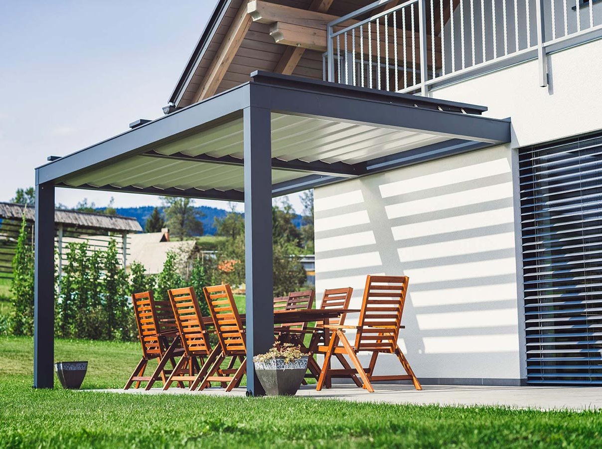 Eine hochwertige moderne Pergola als Terrassenüberdachung bei Gschwander Eine Terrasse mit einer anthrazitfarbenen Pergola als Terrassenüberdachung