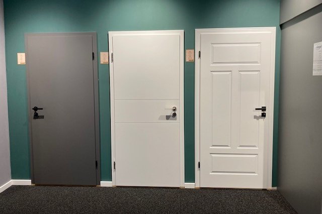 Innentürenausstellung moderne weiße und graue Innentüren bei Gschwander in Heddesheim