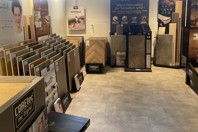 Blick in Bodenausstellung Cortexböden