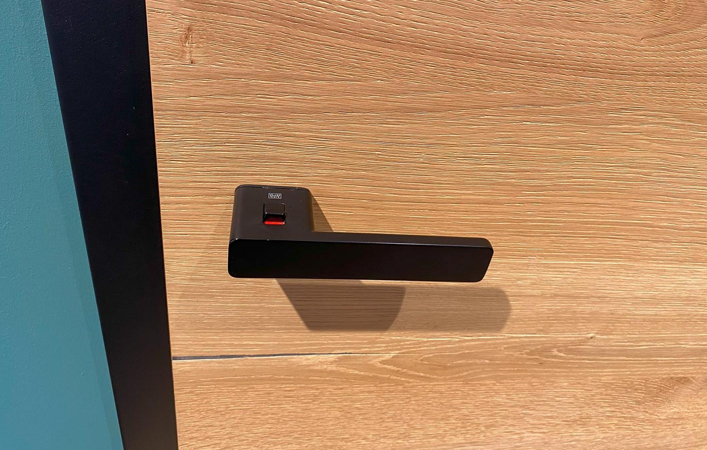 Nahaufnahme einer modernen schwarzen Türdrückers mit Smrt2Lock Technik