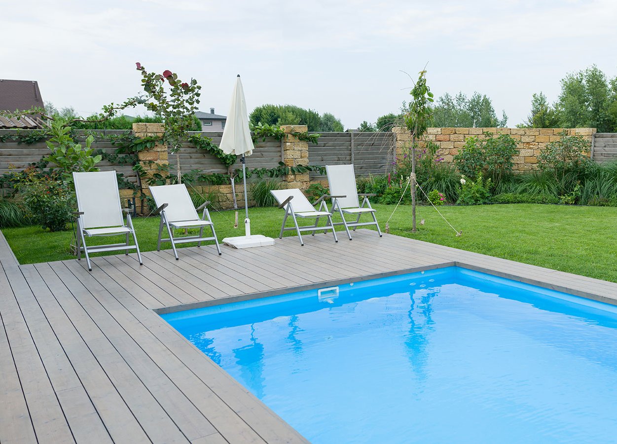 WPC-Dielen natürliche Ästhetik, Langlebigkeit und leichte Pflege moderne graue WPC-Terrasse als Poolumrandung