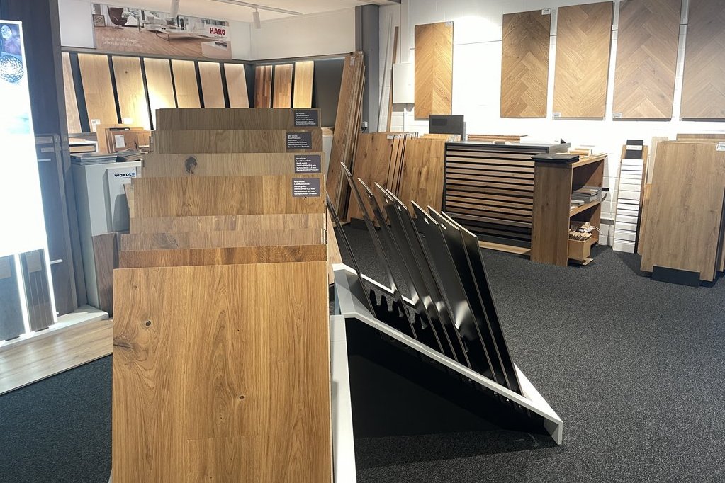 Blick in Bodenausstellung Parkettböden