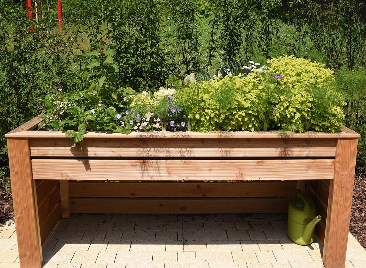 verschiedenste Gartenhölzer für Ihr Projekt - zum Beispiel der Bau eines Hochbeetes ein bepflanztes Hochbeet