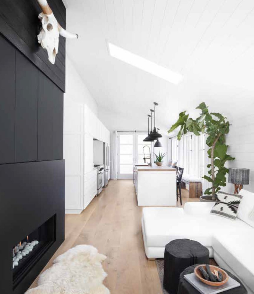 Dekor-Paneele als modernes und bewährtes Gestaltungselement für Ihre Wände ein kontrastreiches modernes Schlafzimmer mit einem schwarzen Schrank, Holzboden, hellen Möbeln und einer weißen Wand und Decke mit Dekor-Paneelen verkleidet