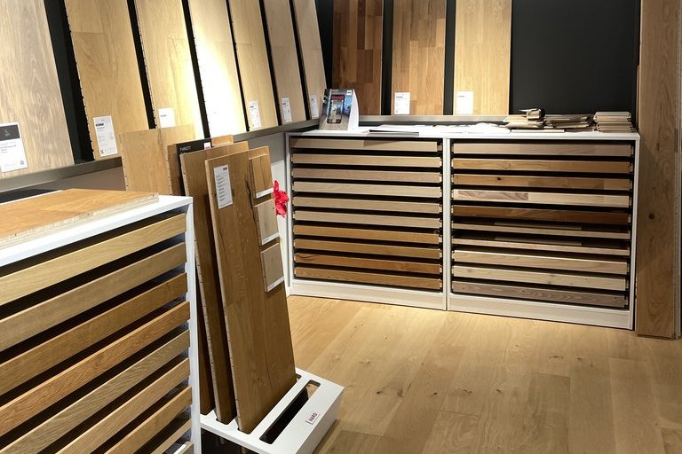 Blick in Bodenausstellung Parkettböden