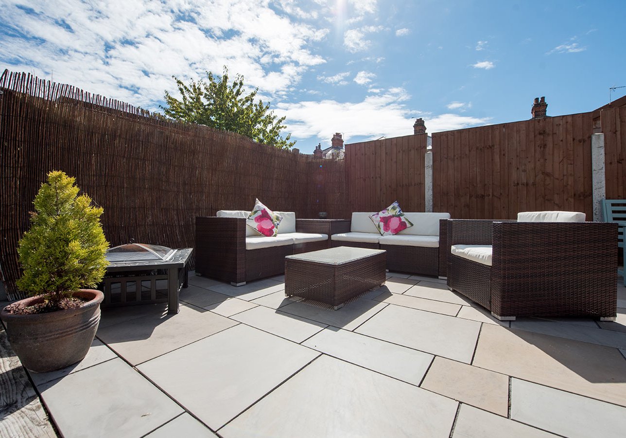 Keramische Terrassenplatten - hohe Maßhaltigkeit in Größe und Stärke - bei Gschwander Eine Terrasse aus Keramischen Terrassenplatten mit gemütlicher Sitzgruppe