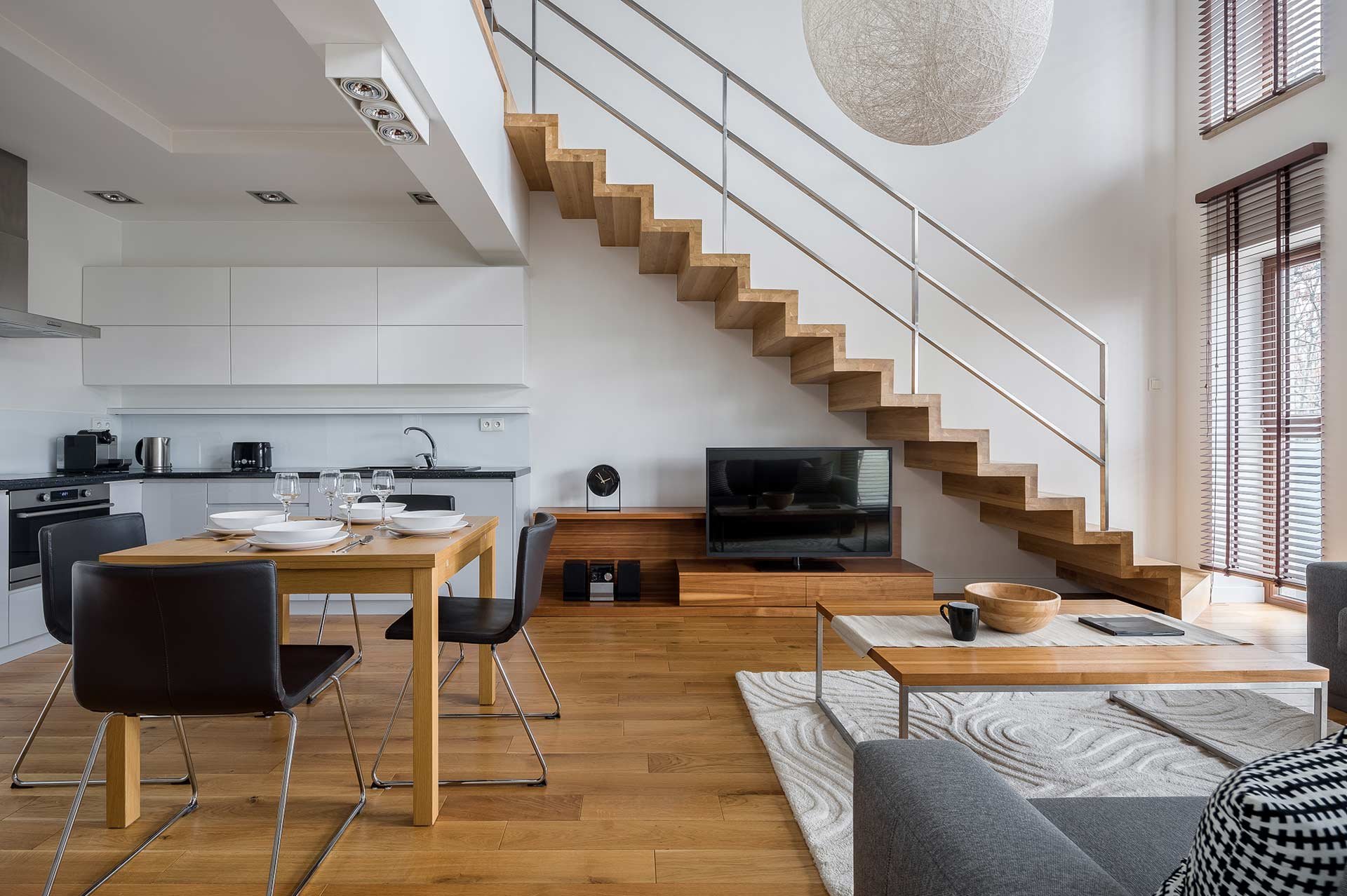 modernes offenes Wohnzimmer im Studio-Stil mit dunklem Parkettboden