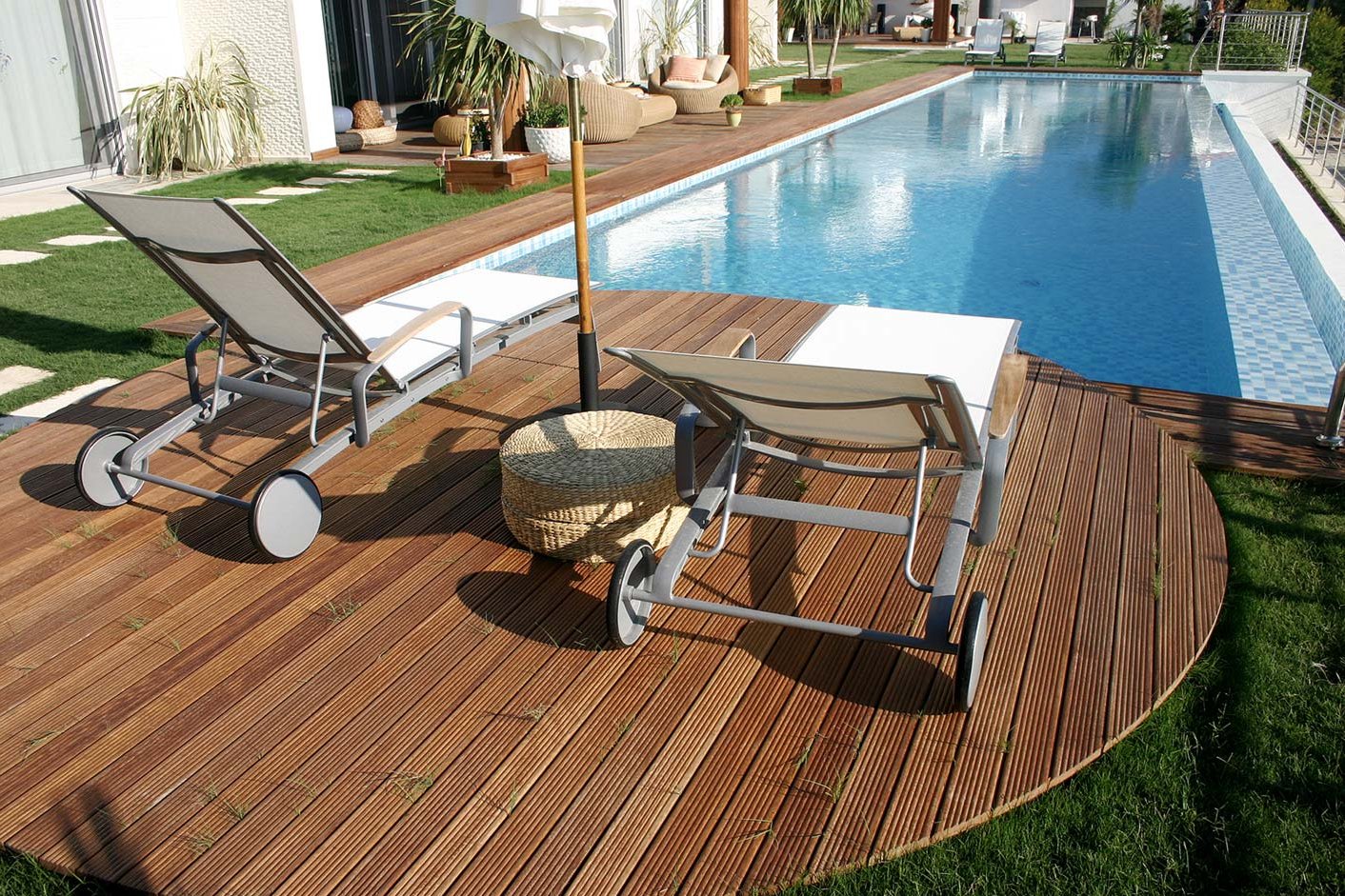 Großer moderner Garten mit Pool und Poolumrandung und Holzterrasse