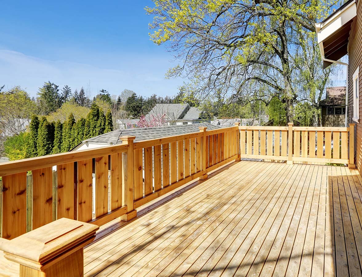 Ein individuell angefertigtes Balkongeländer aus Holz von Gschwander aus Heddesheim Ein schönes großes Balkon mit einem individuell angefertigtem Balkongeländer aus Holz