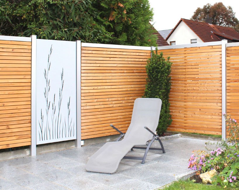 Moderne Rhombusleisten - Sichtschutz aus Holz von Trendholz Eine Terrassenecke mit modernen Rhombusleisten - Sichtschutz aus Holz