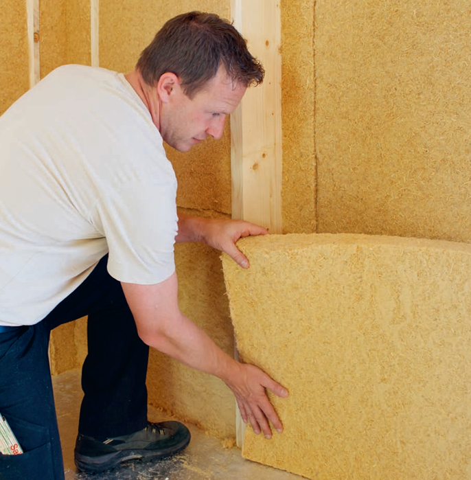 Energie, Kosten und CO2 sparen mit Holzfaserdämmung von Steico bei Gschwander ein Mann dämmt sein Haus mit Holzfaserdämmplatten