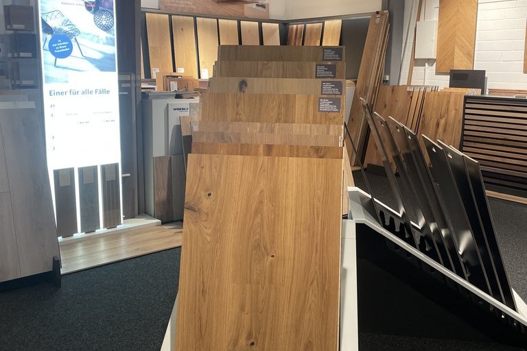 Blick in Bodenausstellung Parkettböden