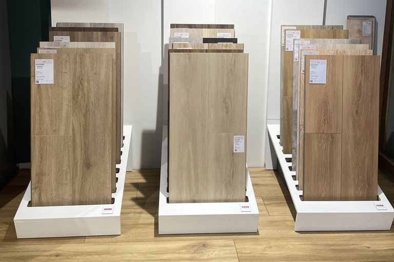 Blick in Bodenausstellung Laminatböden