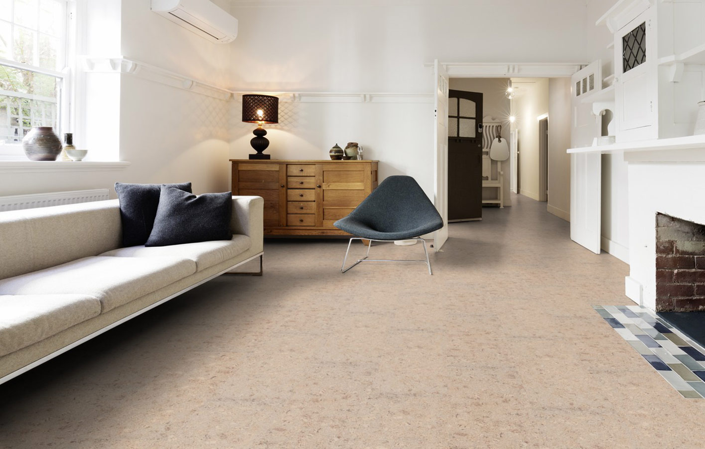 Korkböden von Gschwander - Natürliche und gesunde Bodenbeläge ein Wohnzimmer mit einem hellen Dekor eines Designkorkbodens