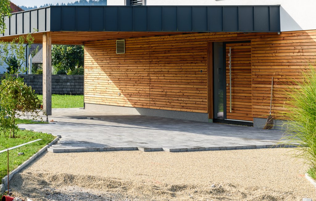 Moderne Holzfassaden von Gschwander in Heddesheim Eingangsbereich eines Einfamilienhauses mit einer neuen Rhombusfassade aus Holz